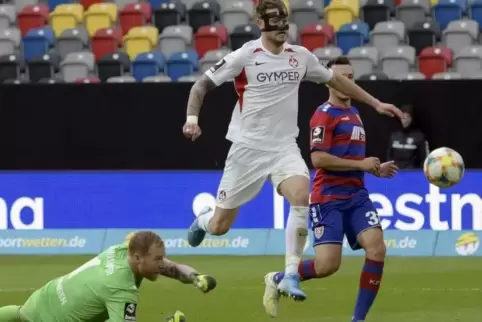 Das 3:0 ist unterwegs: Timmy Thiele trifft, Lukas Königshofer und der KFC sind geschlagen.