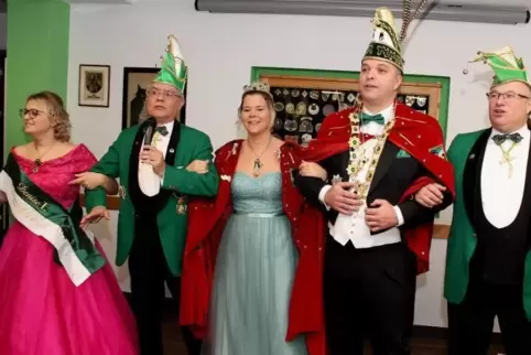 Diesmal hat sich auch ein Prinz beim Karnevalverein Bruchkatze gefunden (von links): Ex-Tollität Denise I., Bruchkatze-Präsident