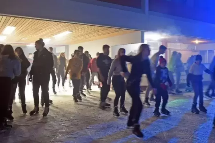 Party auf Kufen: Besucher der Eisdisko in Mannheim.