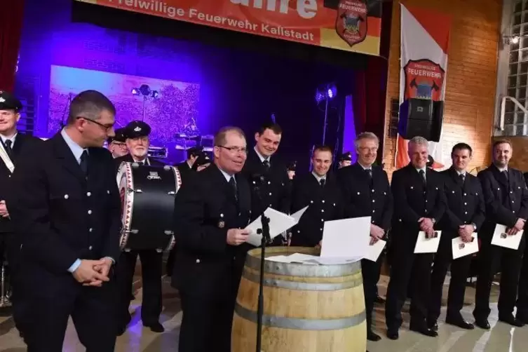 Ehrung der Feuerwehrmänner beim Ball in Kallstadt (von links) VG-Wehrleiter Kai Bühler, Jürgen Oberholz, Benjamin Henzel, Sven M