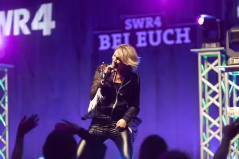 Mit vollem Einsatz auf der Schlagerbühne im CCR unterwegs: Anna-Maria Zimmermann.