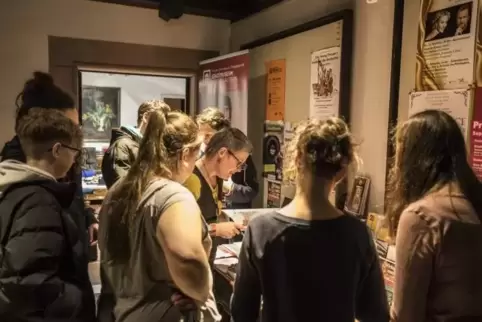 Mit der Taschenlampe durch die Ausstellung: Jugendliche können die mittelalterliche Sammlung im Zink-Museum einmal auf andere We