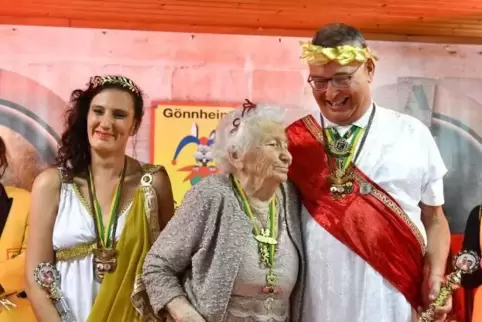 Das Jubiläumsprinzenpaar Alexandra I. und Jürgen I. mit der mit der über 90 Jahre alten Queen Usch.