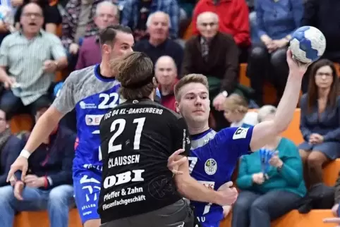 Versucht Haßlochs Lars Hannes am Wurf zu hindern: Jan Claussen vom TuS Dansenberg. 