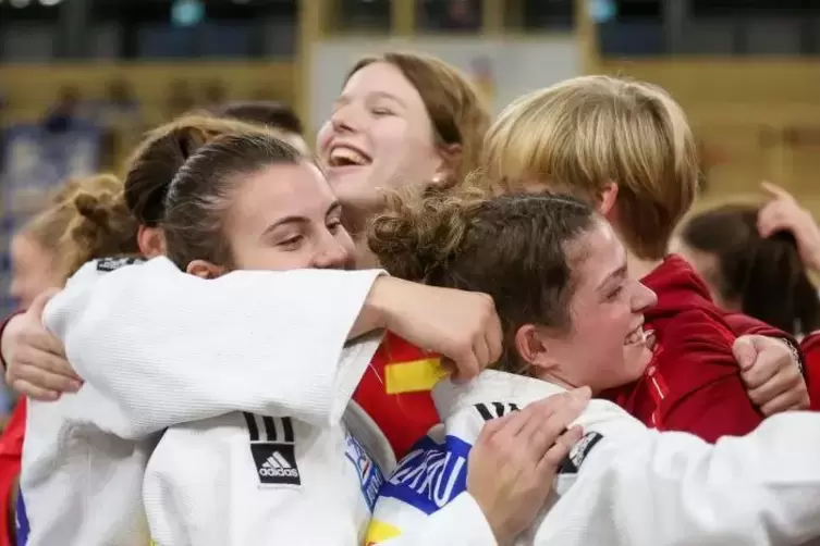 Großer Jubel: die JSV -Frauen nach dem Sieg von Mascha Ballhaus (rechts).