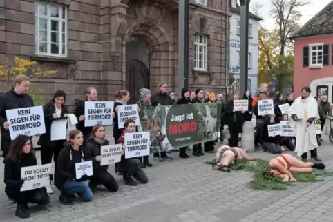 Gegner der Messe: Peta-Vertreter am Dom-Vorplatz.