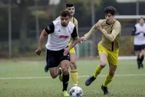Laufduell: Heraldo Jorrin vom FC Erlenbach (links) gegen Marvin Seibert vom SV Morlautern III.