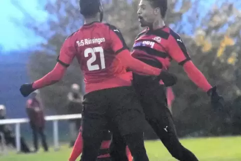 Der 2:1-Führungstreffer ist im Kasten. Rüssingens Oliveira Barbosa (links) und der dreimalige Torschütze Gustavo Menezes Fontes 