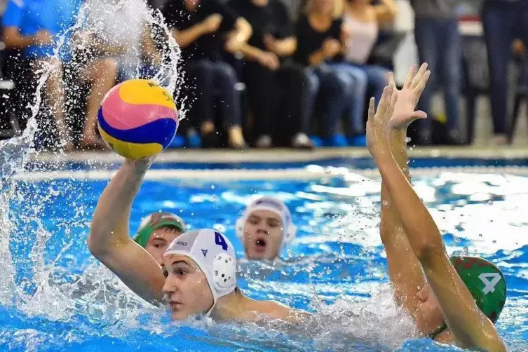 Tobias Bauer (am Ball) sei ein interessanter Spieler, sagte der Nachwuchs-Bundestrainer Nebojsa Novoselac über den wurfgewaltige
