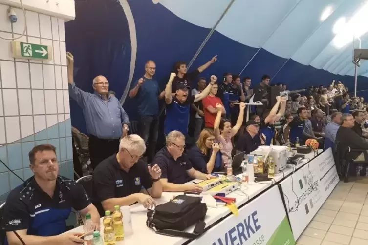 SCN-Manager Michael Heinz (Mitte mit Kappe) jubelt mit den SCN-Fans &uuml;ber die Bronzemedaille. Turnierleiter Wolfgang R&uuml;hl (vorne,
