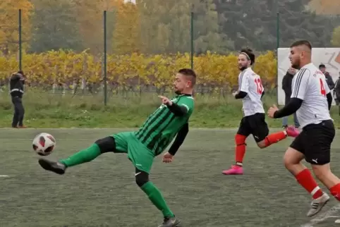 Völlig unbehelligt von der Gönnheimer Abwehr setzt Sven Urban (grünes Trikot) zum Heber an und erzielt das 1:0 für die Heimmanns