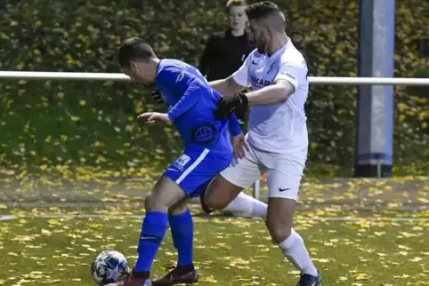 FSV-Spieler Felix Klein (links), hier im Zweikampf mit Jacin Bensid, machte den Frankenthalern gleich in der Anfangsphase das Le