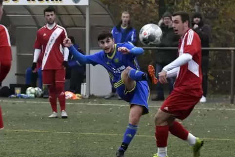 Aufsteiger SC Bobenheim-Roxheim, hier Gökbey Altun (blaues Trikot), nutzte auf eigenem Platz seine Chancen nicht.