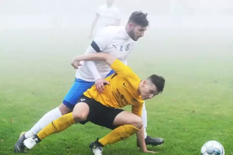 Der im Nebel fast verschwindende SCH-Kapitän Christof Seibel (im Hintergrund) beobachtet diesen Zweikampf seines Mitspielers Bas