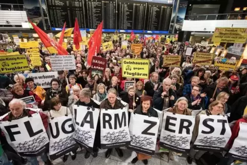 Am 11. November findet die 300. Montagsdemo der Fluglärmgegner statt. Das Bild zeigt Demo-Teilnehmer im Jahr 2017.