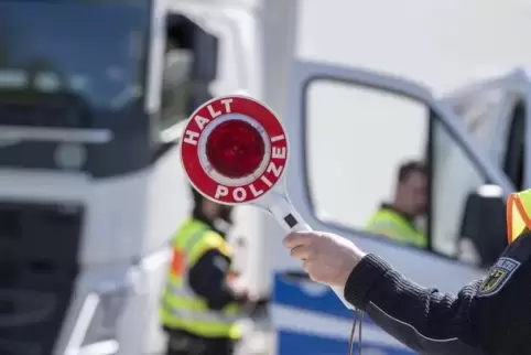 Bei einer Routinekontrolle haben Bundespolizisten einen per Haftbefehl gesuchten Mann entdeckt. 
