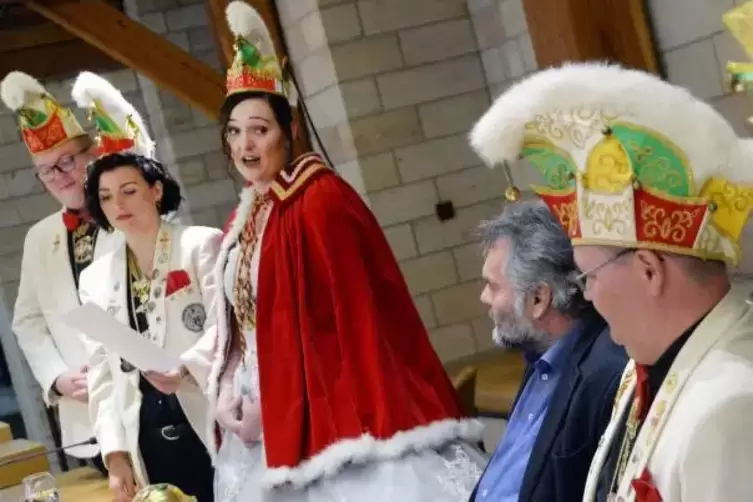 Juliana II. (Mitte) repräsentiert als 74. Prinz Vino Palatina den KVN. 