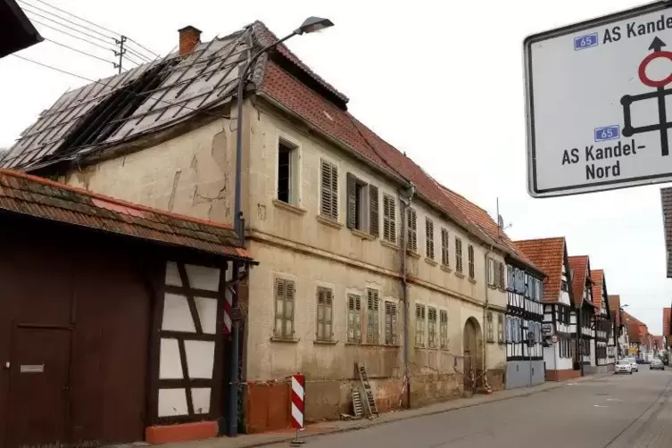 Das Anwesen &bdquo;Alte Post&ldquo; ist seit Jahrzehnten nicht mehr bewohnt und steht unter Denkmalschutz. Der Brand hat sichtbare Spuren am