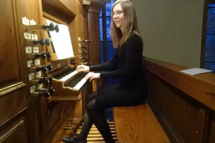 Aufstrebende Organistin: Anna-Victoria Baltrusch an der Orgel der protestantischen Kirche in Kirchheim.