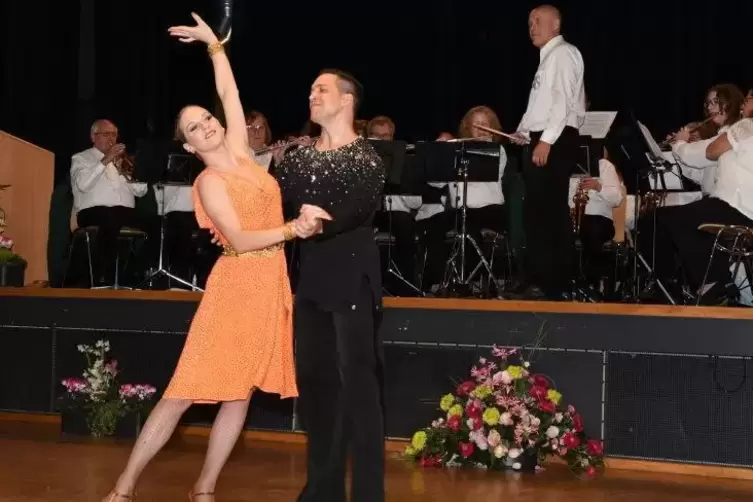 Was fürs Auge: Lena Enkler und Manuel Maier mit einer flotten Tanzeinlage.