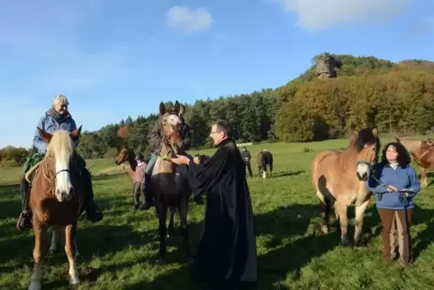 Pferdesegnung durch Pfarrer Stephan Heinlein in Hirschthal.