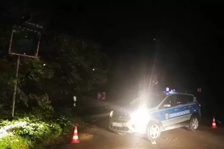 Wegen eines Handgranatenfundes sperrte ein Auto des Zweibrücker Ordnungsamtes am Freitagabend die Annweiler Straße ab.