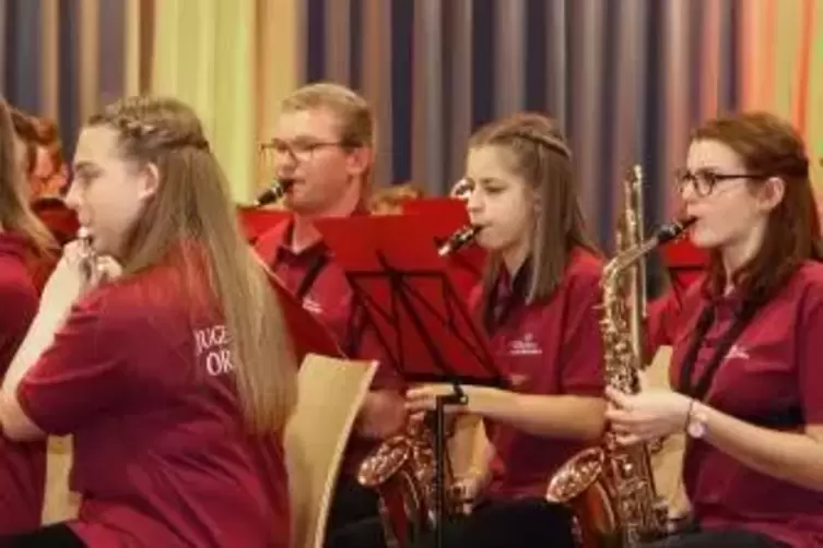 Ein Zeichen für den Zusammenhalt in der Gesangvereinskapelle: Die Mitglieder des Jugendorchesters wurden bei ihrem Konzert von M
