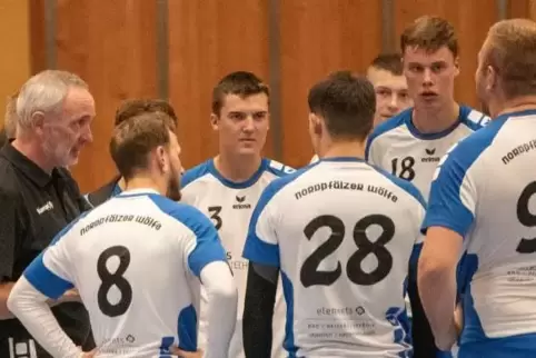Die „Nordpfälzer Wölfe“ – hier von Trainer Johannes Finck eingeschworen – waren beim Spitzenreiter von Beginn an hellwach.