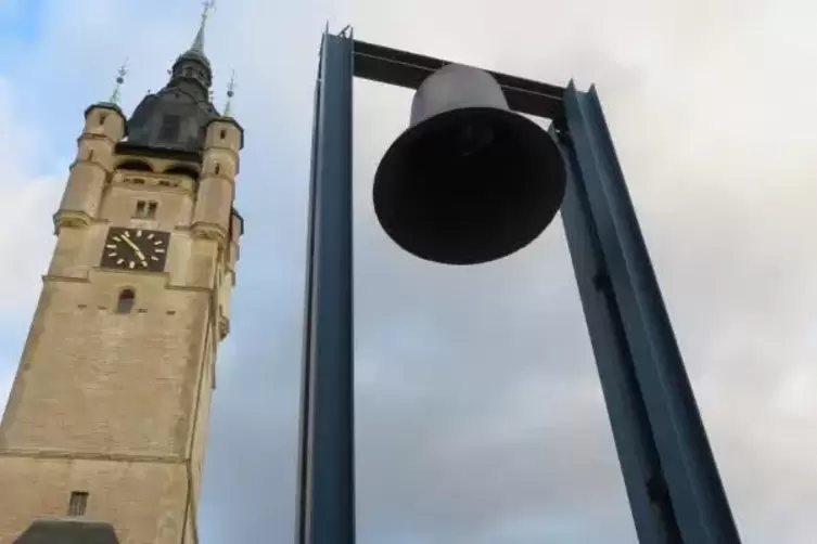 Die Friedensglocke vor dem Dessauer Rathaus.