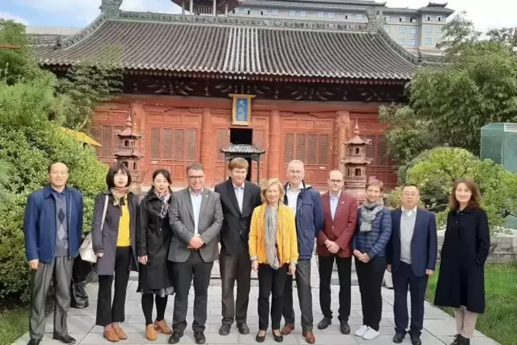 Donnersberger Besuch in China: Landrat Rainer Guth und Wirtschaftsförderer Reiner Bauer haben in einer Vereinbarung Interesse an