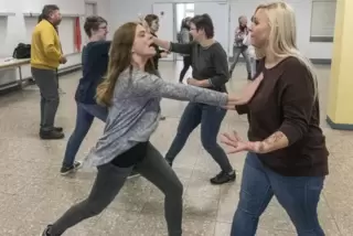 Keine falsche Scheu: Wie sie sich im Ernstfall effektiv verteidigen können, übten 17 Frauen bei dem Seminar zur Gewaltprävention
