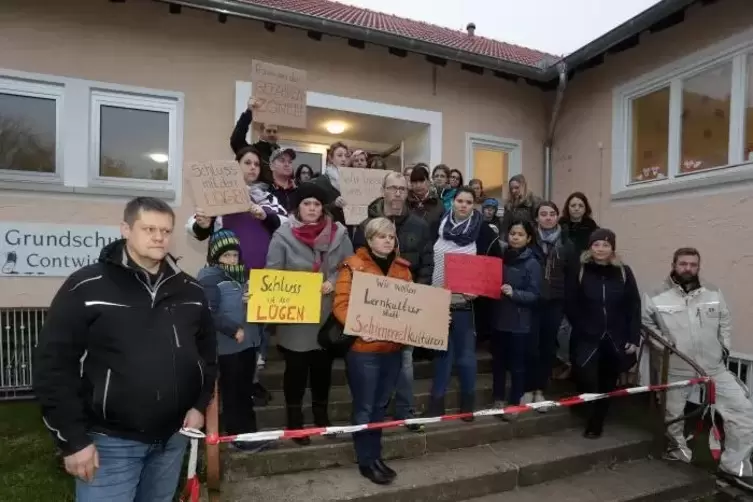 Erboste Eltern: Mit selbstgeschriebenen Schildern ausgerüstet, brachten Mütter und Väter von Contwiger Grundschülern am Morgen i