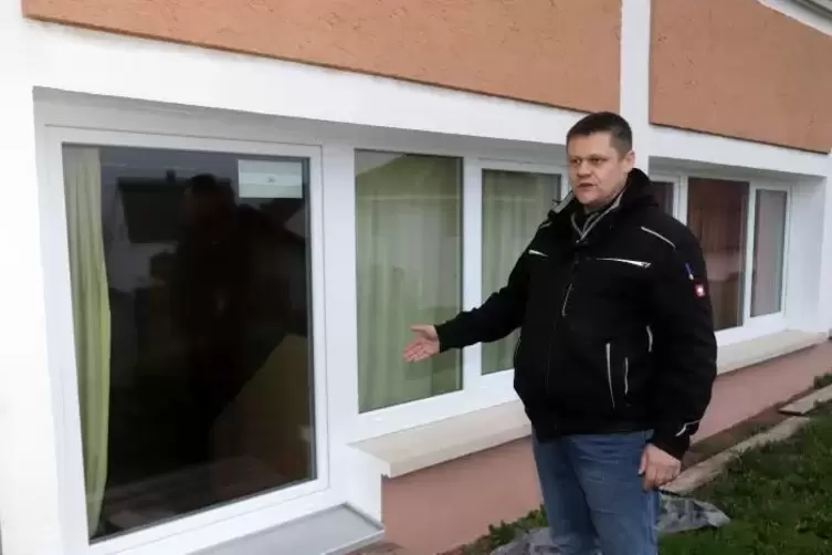 Schulelternsprecher Markus Heinrichs am Fenster des Klassensaals im Untergeschoss, der wegen Schimmels gesperrt ist.