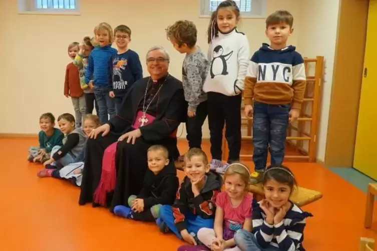 Bischof Wiesemann und Kindergarten-Kinder von St. Nikolaus.