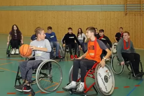 „Die Schule rollt“ ist ein Projekt, bei dem Schüler für mehrere Stunden die Perspektive eines Rollstuhlfahrers kennen lernen.