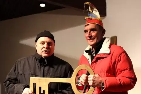Den Rathausschlüssel schien Leimens Bürgermeister Alexander Frey (links) nur widerstrebend an Stefan Sutor, Chef des Karnevalver