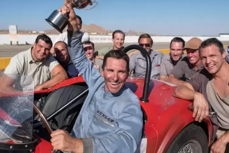Siegespose: Christian Bale in &bdquo;Le Mans 66&ldquo;.