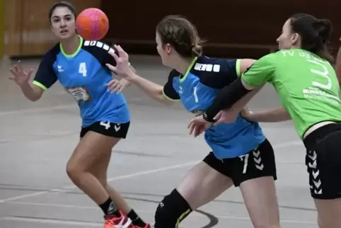 Yaren Irmak (links) und Maximiliane Geibel versuchen, die Abwehr des TV Wörth auszuspielen.