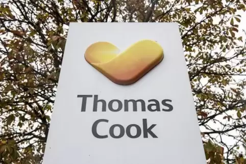 Das Logo des britischen Reisekonzerns Thomas Cook vor der Zentrale des deutschen Ablegers in Oberursel.