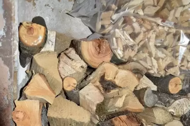 Mit blo&szlig;em Auge waren die mit Schwarzpulver pr&auml;parierten Holzscheite nicht zu erkennen.