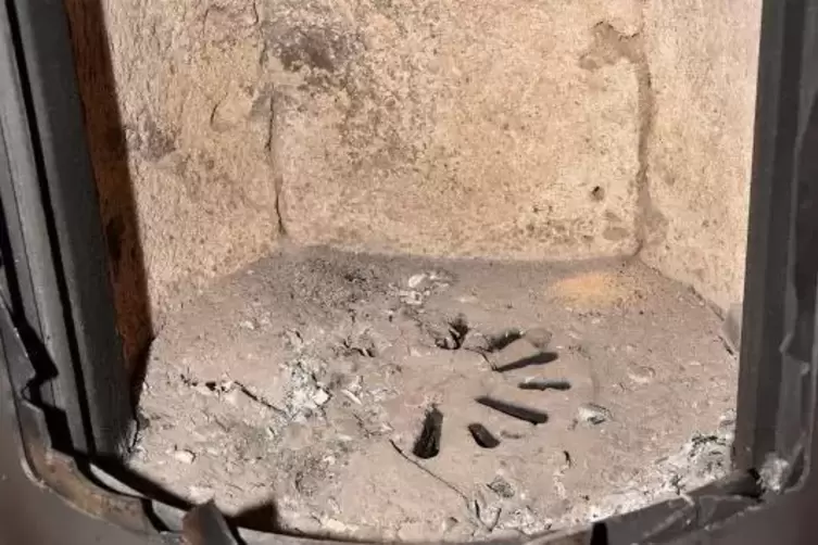 Durch die Wucht der Detonation zersprang die Glasplatte an diesem Kamin. Eine Otterbergerin und zwei ihrer Kinder wurden verletz