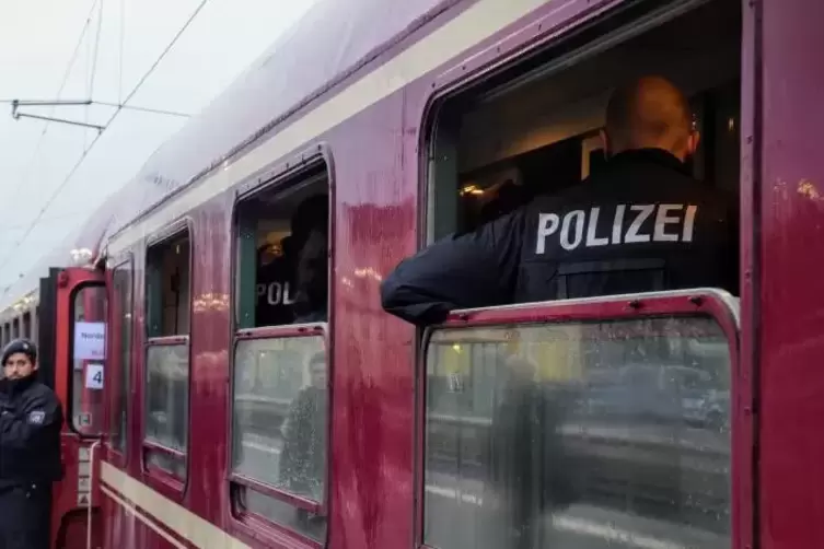 Die Bundespolizei nahm das Pärchen am Bahnhof in Empfang. 