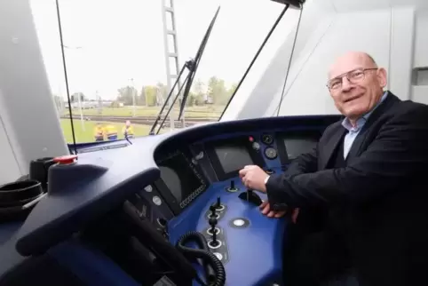 Der baden-württembergische Verkehrsminister Winfried Hermann hat derzeit einigen Ärger mit neuen Fahrzeugen für den Regionalverk
