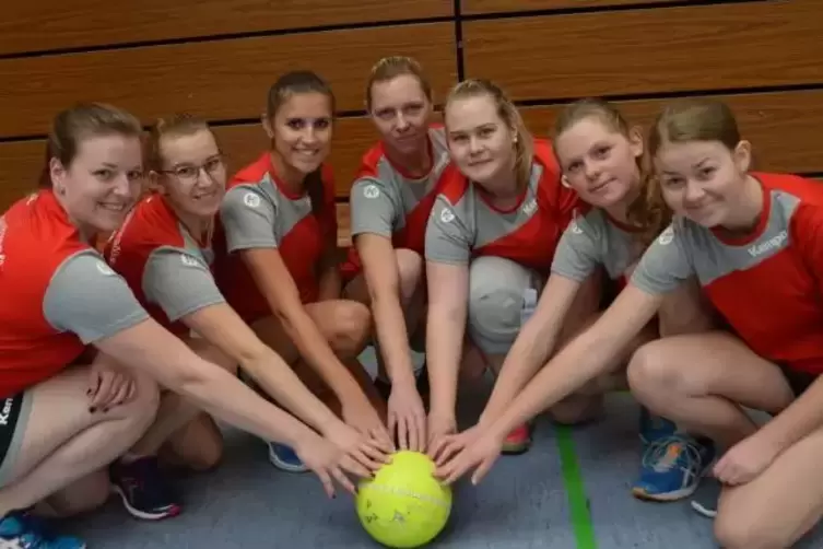 Die gemischten Bundesliga-Prellballerinnen des TV Rieschweiler (von links): Laura Schlicksupp aus Ludwigshafen, Kapitän Michelle