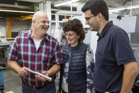 Auch der Junior mischt in der Weilerbacher Firma Schäfer Drehteile kräftig mit: (von links) Rüdiger und Jutta Scheuer mit Sohn M