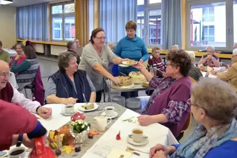 Servieren den Senioren Kuchen: (stehend, von links) Elvira Theurer und Stefanie Kratz.