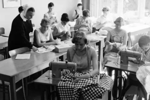 Beim Handarbeitsunterricht: Schwester Margot Bösel mit Schülerinnen,1959.
