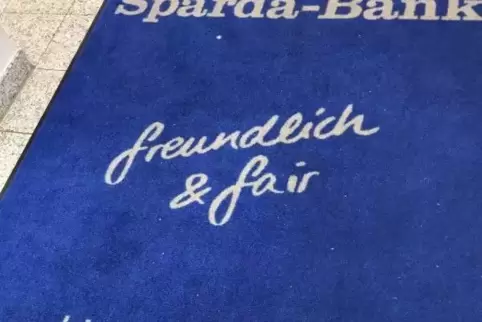 Bekommt von Freitag bis Montag Schonung: Teppich in der Filiale der Sparda-Bank am Alexanderplatz.