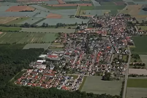Im zentral in Westheim gelegenen Bürgerhaus liegt der Seniorenwegweiser zum Mitnehmen aus.