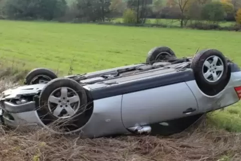 An dem Wagen des 21-jährigen Verursachers entstand Totalschaden. 
